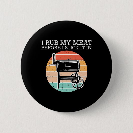 Bbq私の肉を擦る前スティックレトロおもしろいByrbecue 缶バッジ (正面)