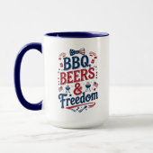BBQ、ビール、自由 - レトロな7月4日の雰囲気 マグカップ (左)
