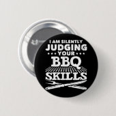 Bbq Bbqのスキルを黙って判断している 缶バッジ (正面&裏面)