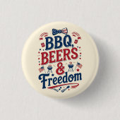 BBQ, Beers & Freedom – Retro 4th of July Vibes 缶バッジ (正面)
