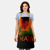 "Beクリエイティブ"ブラックオレンジシェードグリーンデザイン エプロン (着用した状態)