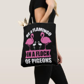 Be A Flamingo In A Flock Of Pegions トートバッグ (クローズアップ)
