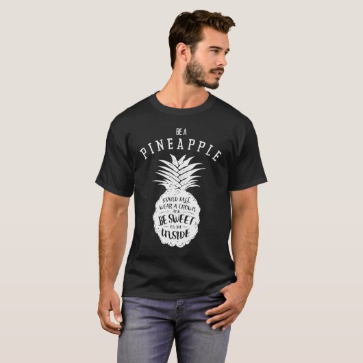Be a Pineapple Stand Tall Wear a Crown Hawaiian Va Tシャツ (正面フル)