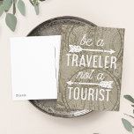 Be a Traveler Not a観光客マップタイポグラフィ引用文 ポストカード<br><div class="desc">旅人になれ、観光客になれ。共有の旅の愛と私たちのグローバルなシックなポストカードは、白いモノリンタイポグラフィで引用文を搭載し、2つの矢印イラストレーション。背景はセピア調ヴィンテージ1708世界地図。</div>