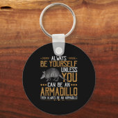 Be An Armadillo - Armadillのかわいい引用文 キーホルダー (正面)