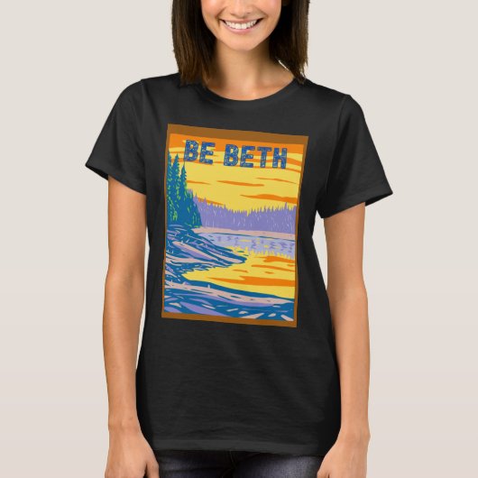 BE BETH YELLOWSTONE IN THE BACKGROUND Tシャツ (正面)