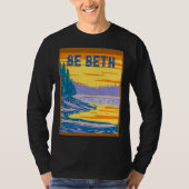 BE BETH YELLOWSTONE IN THE BACKGROUND Tシャツ (正面)