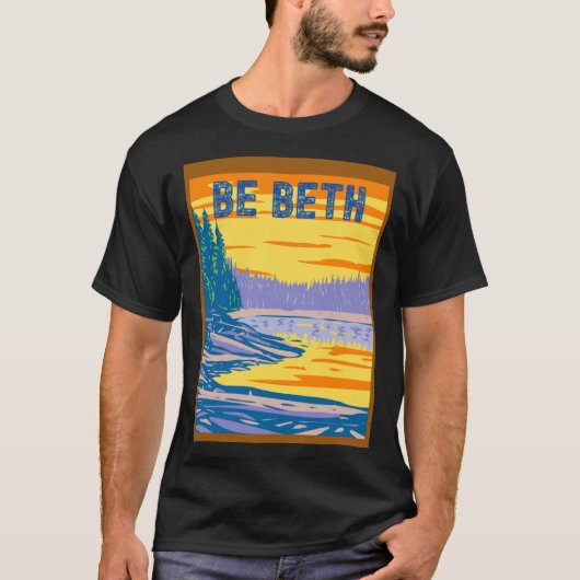 BE BETH YELLOWSTONE IN THE BACKGROUND Tシャツ (正面)