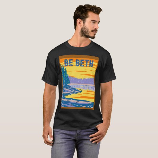 BE BETH YELLOWSTONE IN THE BACKGROUND Tシャツ (正面フル)