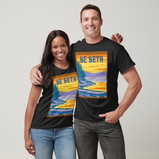 BE BETH YELLOWSTONE IN THE BACKGROUND Tシャツ (ユニセックス)