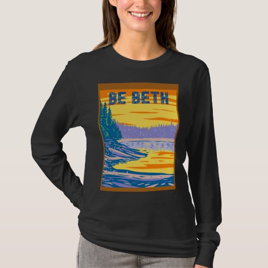 BE BETH YELLOWSTONE IN THE BACKGROUND Tシャツ (正面)