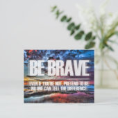 Be Brave -やる気を起こさせる引用文 ポストカード (スタンド正面)