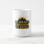 Be Brave Enough to Begin - Motivational Mountain コーヒーマグカップ (中央)