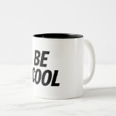 「Be Cool」ミニマリスト マグカップ - おしゃれでカジュアル (正面右)