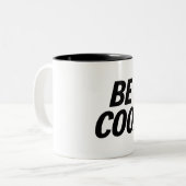 「Be Cool」ミニマリスト マグカップ - おしゃれでカジュアル (正面左)