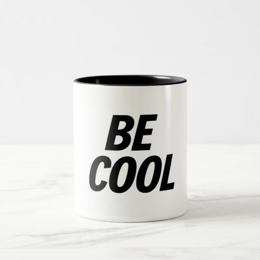 「Be Cool」ミニマリスト マグカップ - おしゃれでカジュアル (中央)