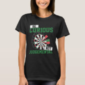 Be Curious No Judgemental Dart Player Darts Bullse Tシャツ (正面)