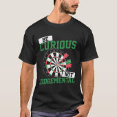 Be Curious No Judgemental Dart Player Darts Bullse Tシャツ (正面)
