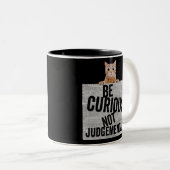 Be Curious Not Judgemental curious cat ツートーンマグカップ (正面右)