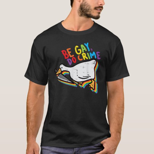 Be Gay Do Crime Funny Goose Rainbow Pride Tシャツ (正面)