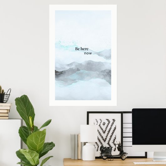 Be Here Now – Modern Minimalist Mountain Poster ポスター (ホームオフィス)