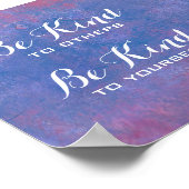 Be Kind引用文on抽象芸術ブルー背景 ポスター (角)