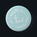 Be Kind感動的引用文フローラリースin Aqua 缶バッジ<br><div class="desc">そしてスタイリッシュ、アクアのバック感動的グラウンドにクリームのフローラリースの内側の美しいスクリプトの手のレタリングで優しさの引用文を搭載したミニマルモダンリストボタン – Be Kind。</div>