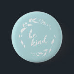 Be Kind感動的引用文フローラリースin Aqua 缶バッジ<br><div class="desc">そしてスタイリッシュ、アクアのバック感動的グラウンドにクリームのフローラリースの内側の美しいスクリプトの手のレタリングで優しさの引用文を搭載したミニマルモダンリストボタン – Be Kind。</div>