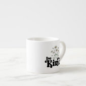 Be Kind – シンプルな黒太字のタイポグラフィと花 エスプレッソカップ (正面右)