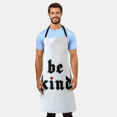 Be Kind -シンプル前向きメッセージ エプロン (着用した状態)