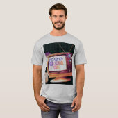 Be Kind – レトロTVクールなデザイン Tシャツ (正面フル)