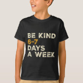 Be Kind 6 7 Days A Week  Tシャツ (正面)