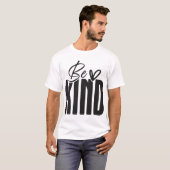 Be Kind Bold Script Overlay Tシャツ (正面フル)