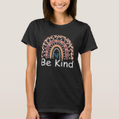 Be Kind Cute Graphic Boho Leopard Rainbow Womens K Tシャツ (正面)