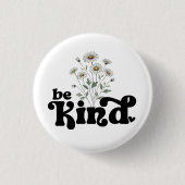 Be Kind Daisy – Minimalist Black Typography Floral 缶バッジ (正面)