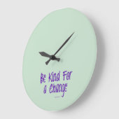 Be Kind For Change™ サージミドリ色 壁掛け時計 ラージ壁時計 (傾斜)
