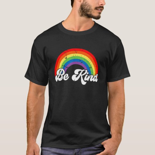 Be Kind Gay Pride LGBT Ally Rainbow Flag Retro Vin Tシャツ (正面)