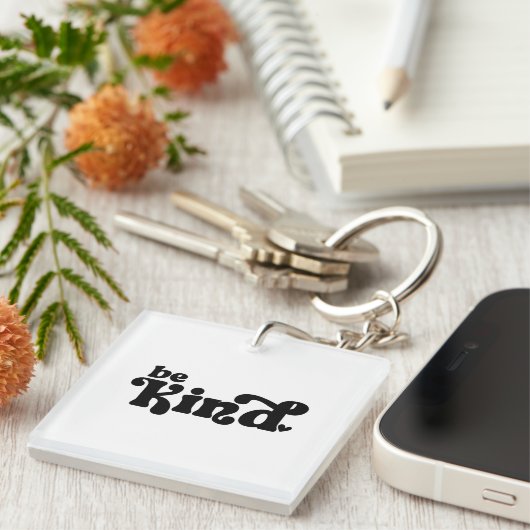 Be Kind Minimalist  – Bold Black Kindness キーホルダー (正面右)