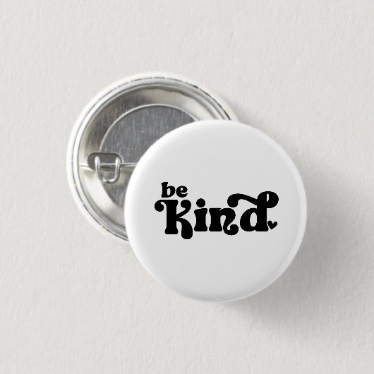 Be Kind Minimalist – Bold Black Kindness 缶バッジ (正面&裏面)