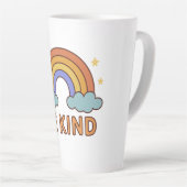 "Be Kind Rainbow - カラフル引用文前向きデザイン" カフェラテマグ (右アングル)