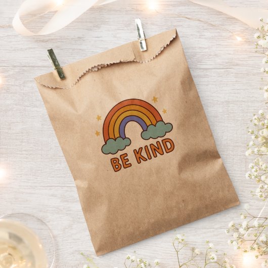 "Be Kind Rainbow - カラフル引用文前向きデザイン" フェイバーバッグ (クリップ留めされた状態)