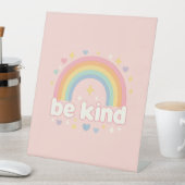 Be Kind – Rainbow Pastel Positivity 台座サイン (インサイチュ)