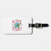 Be Kind to Our Planet 💚 ラゲッジタグ (正面横)