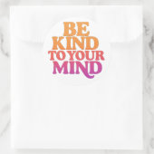 BE KIND TO YOUR MIND – Retro Wavy Sticker ラウンドシール (バッグ)