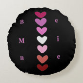 Be Mine Minimal Heart Stack Valentine T-Shirt ラウンドクッション (正面)
