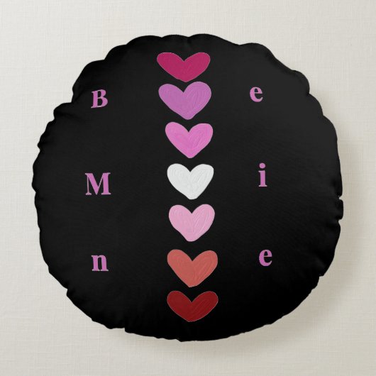 Be Mine Minimal Heart Stack Valentine T-Shirt ラウンドクッション (正面)