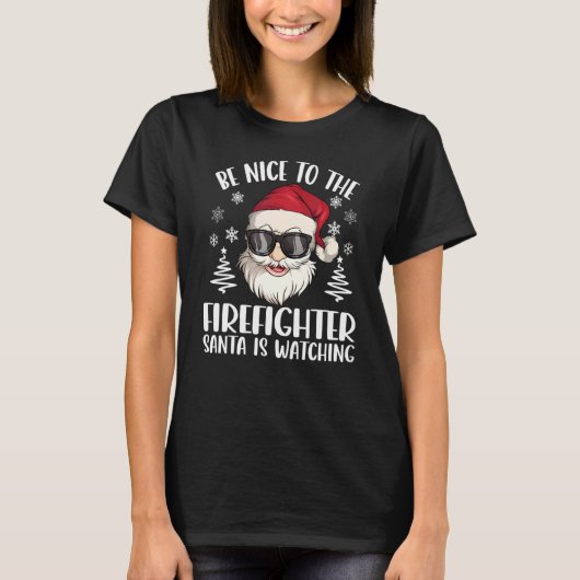 Be Nice To The Firefighter Santa Is Watching Chris Tシャツ (正面)