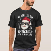 Be Nice To The Firefighter Santa Is Watching Chris Tシャツ (正面)