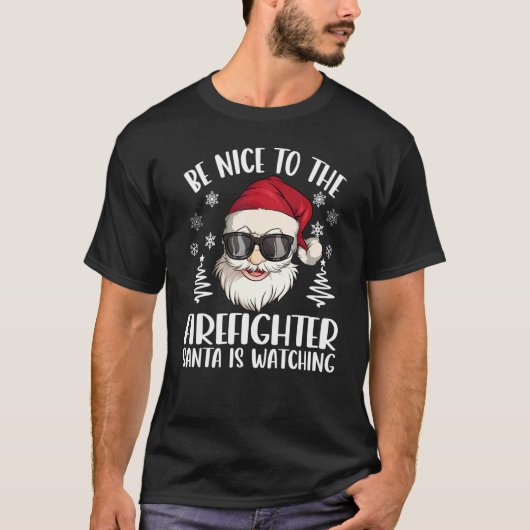 Be Nice To The Firefighter Santa Is Watching Chris Tシャツ (正面)