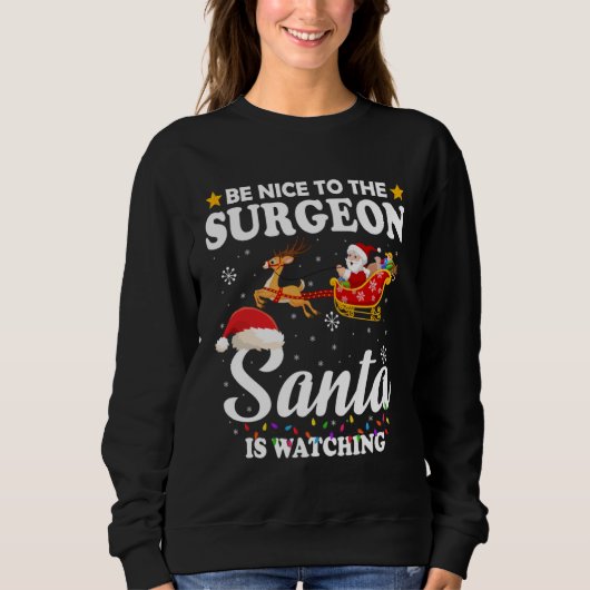 Be Nice To The Surgeon Santa Watching Xmas スウェットシャツ (正面)